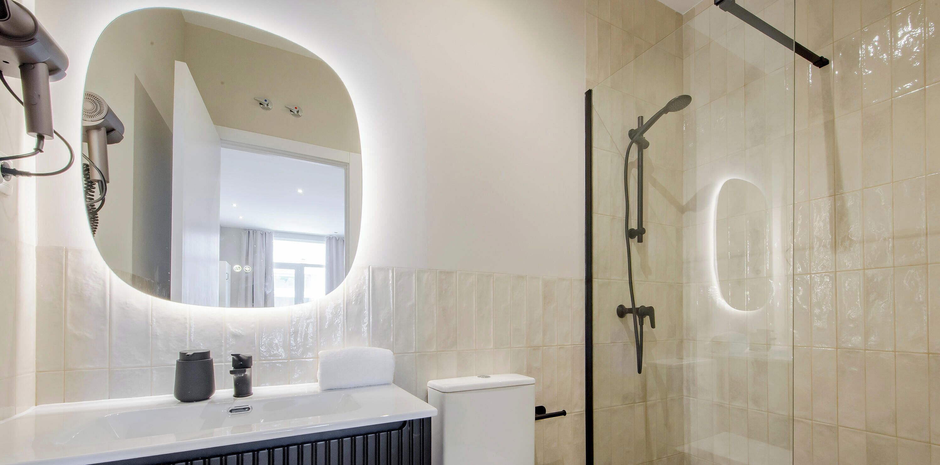 Deluxe Studio Suite, Courtyard View | Bathroom | Shower, hair dryer, towels, soap