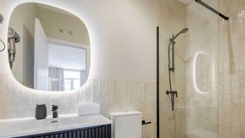 Deluxe Studio Suite, Courtyard View | Bathroom | Shower, hair dryer, towels, soap