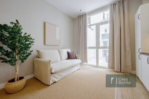 Deluxe Studio Suite, Courtyard View | Living area - Tu Casa Bonita en Carolinas (Madrid)