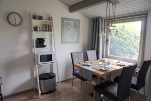 Dining - Holiday Home Hennesee with Mountain View, Private Terrace and Wi-Fi (Meschede)