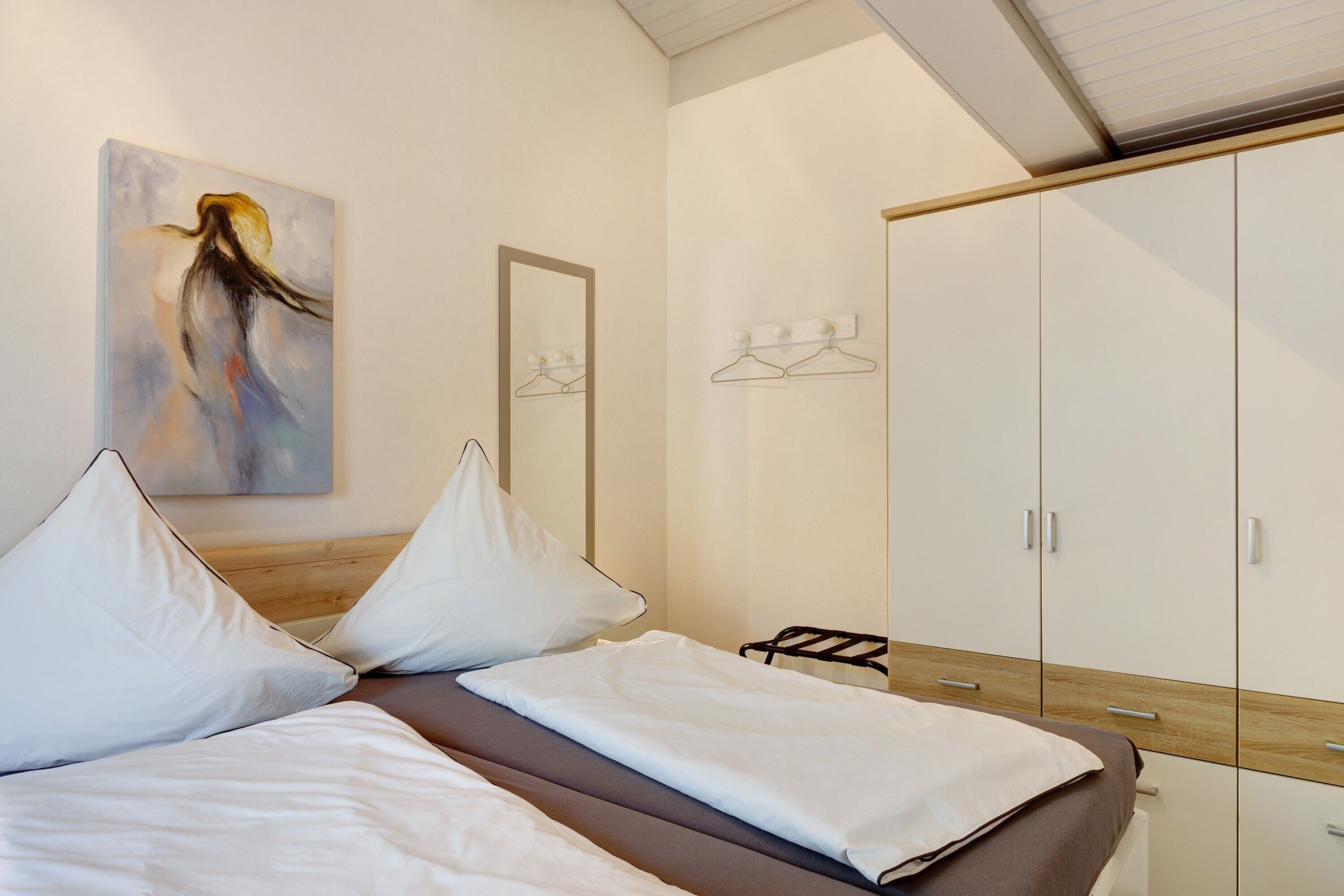 2 bedrooms, iron/ironing board, WiFi