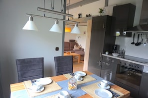 Kylskåp, mikrovågsugn, ugn och spishäll