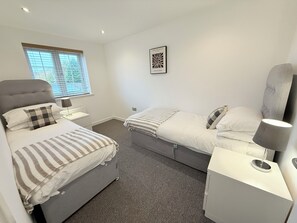 3 bedrooms, iron/ironing board, free WiFi, bed sheets - Randall House (Stewartby)