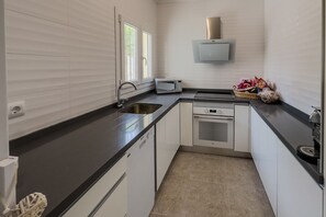 Private kitchen - Villa Blanca Del Mar - Calpe Premium Panorama (Calpe)
