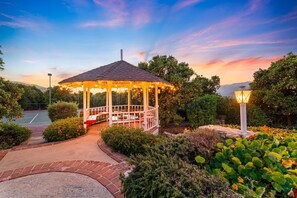 Property grounds - Perfect For Families! Pool, Spa, Tennis, Orchards (Fillmore)