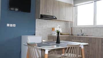 Basic Apartment, Patio, Pool View | Private kitchen