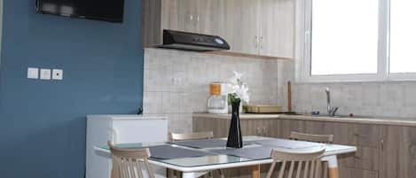 基础公寓, 露台, 泳池景观 | 私人厨房