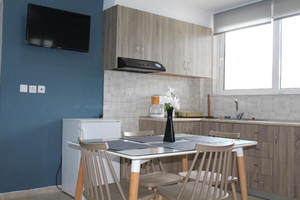 基础公寓, 露台, 泳池景观 | 私人厨房