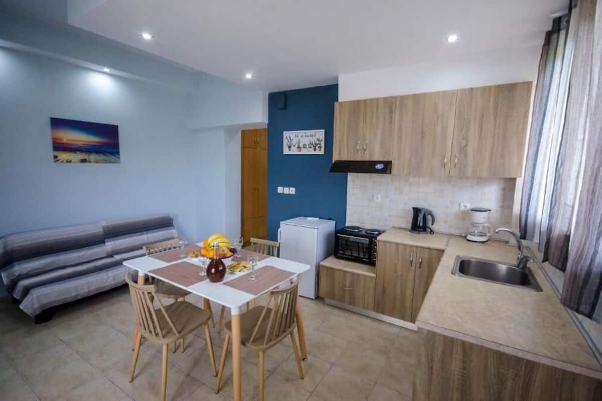 Basic Apartment, Patio, Pool View | Private kitchen