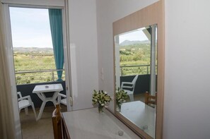 Basic Apartment, Balcony, Beach View | Interior - olive view (Kissamos)