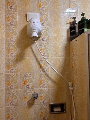 Shower, hair dryer, towels, soap - Top apartment 350m from Copacabana beach (Rio de Janeiro)