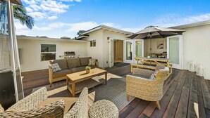 A covered outdoor patio with a sofa, coffee table, and wicker chairs. - 30+ Stay Perfect For Families Mins 2 San Diego Bay (San Diego)
