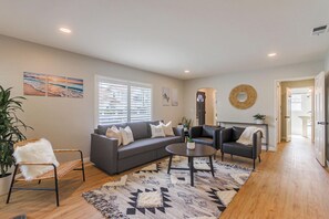 TV, fireplace - 30+ Stay! Perfect For Families, Near Beach Bay (San Diego)