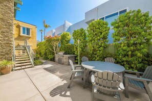 Outdoor dining - 30+ Stay! Steps 2 Beach & Pier -Parking Available (San Diego)