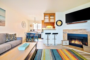 TV, fireplace - 30+ Stay! Steps 2 Beach & Pier -Parking Available (San Diego)