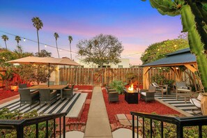 Outdoor dining - 30+ Stay! Ocean Beach Cottage -Parking, BBQ, Fire (San Diego)