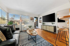 TV - 30+ Stay! Ocean Beach Cottage -Parking, BBQ, Fire (San Diego)