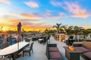 Outdoor dining - Amazing Location,Rooftop Deck W/Ocean Views,Walk to Beach! (San Diego)