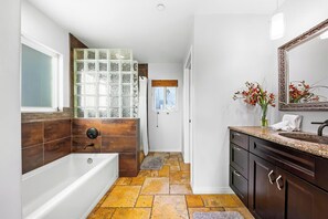 Hair dryer, towels - Amazing Location,Rooftop Deck W/Ocean Views,Walk to Beach! (San Diego)
