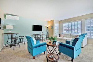 TV - 30+ Stay! Steps To Beach, Walk to Everythign, AC, Garage! (San Diego)