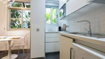 Standard Loft, Courtyard View | Private kitchen