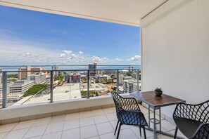 Outdoor dining - The Level 18 Life | Spacious 1 Bed Apartment | Pool (Darwin City)