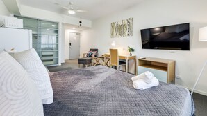 1 soverom, skrivebord, strykejern/-brett og reiseseng for barn