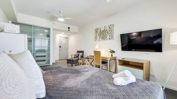 1 chambre, bureau, fer et planche à repasser, lit de bébé portatif