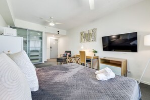 1 bedroom, desk, iron/ironing board, travel cot - High Life Studio | King Bed | Kitchen | Pool (Darwin City)