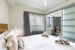 1 bedroom, desk, iron/ironing board, travel cot - Level 10 Life | Spacious 1 Bed Apartment | Pool (Darwin City)