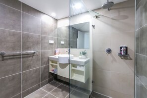 Hair dryer - Darwin Done Right | King Studio + Full Kitchen (Darwin City)