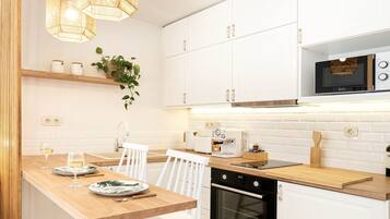 Fridge, microwave, oven, stovetop