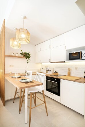 Réfrigérateur, four à micro-ondes, un four, surface de cuisson