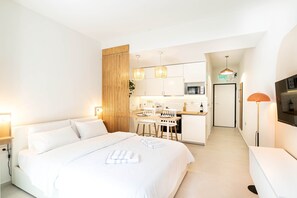 1 bedroom, desk, iron/ironing board, travel cot - Central Modern Studio, 1 min to Metro, 10 min to Acropolis + Discounts available (ATHENS)