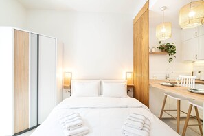 1 bedroom, desk, iron/ironing board, travel cot - Central Modern Studio, 1 min to Metro, 10 min to Acropolis + Discounts available (ATHENS)