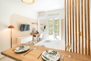 1 bedroom, desk, iron/ironing board, travel cot - Central Modern Studio, 1 min to Metro, 10 min to Acropolis + Discounts available (ATHENS)