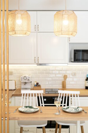 Fridge, microwave, oven, stovetop - Central Modern Studio, 1 min to Metro, 10 min to Acropolis + Discounts available (ATHENS)