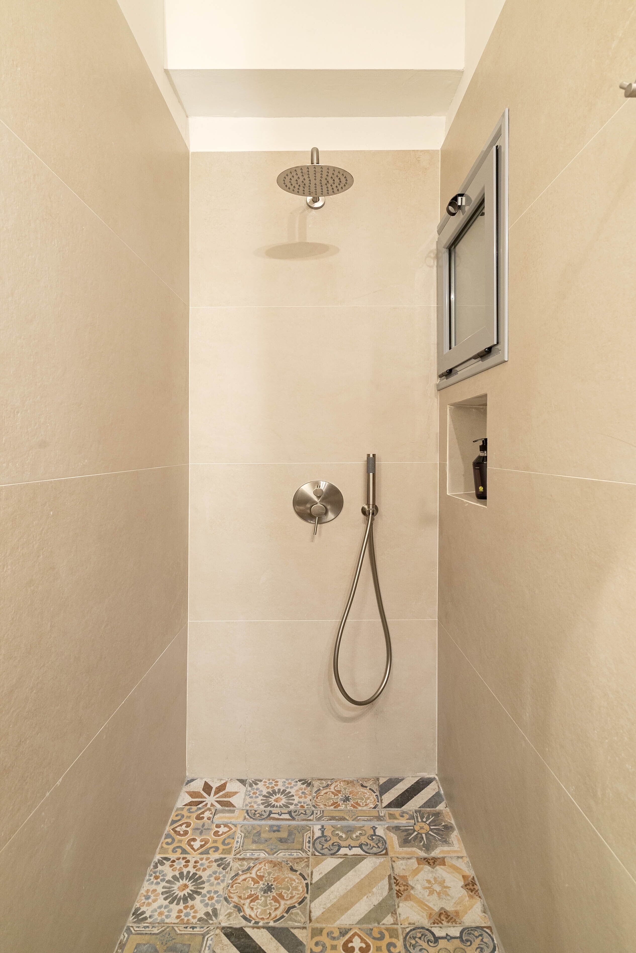 Doccia, asciugacapelli, bidet, asciugamani