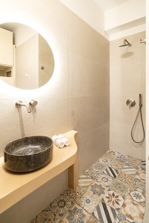 Douche, séchoir à cheveux, bidet, serviettes fournies