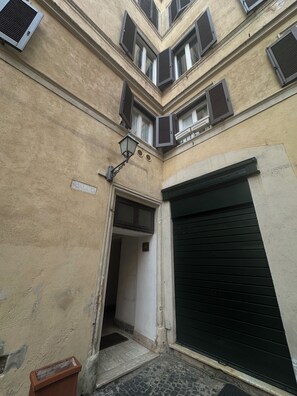 Exterior detail - Brigitte Suite - Fontana di Trevi (Rome)