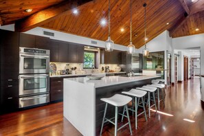 Fridge, microwave, oven, stovetop - Tamatoa - Upscale Three Bedroom! (Anna Maria)