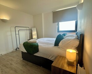 2 bedrooms, iron/ironing board, free WiFi, bed sheets - Stylish Heron Apartment (Bedford)