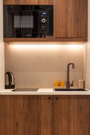 Fridge, microwave, oven, stovetop - Designer Studio steps from Lafayette (Paris)