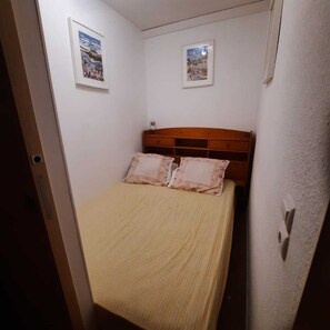 2 habitaciones y tabla de planchar con plancha 