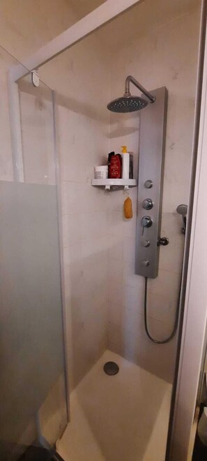 Hårtørrer, Sæbe, Toiletpapir