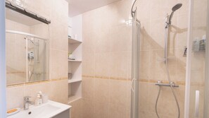 Shower, hair dryer, towels, soap - Le Repaire : Hyper center, 3 bedrooms, Balcony & Parking (Le Mans)