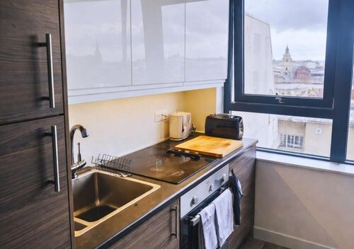 Stylish City Escape near Cavern Quarter