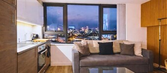 Stylish City Escape near Cavern Quarter