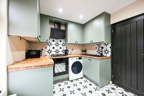 Private kitchen - Quaint 3-bedroom house in charming Royal Tunbridge Wells (Royal Tunbridge Wells)
