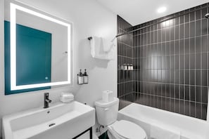 Combined shower/bathtub, hair dryer, towels, soap - Schaeffer Hotel (New Orleans)